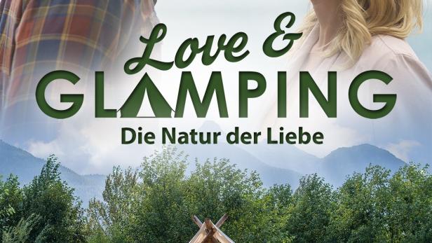 Das Filmplakat für „Love & Glamping: Die Natur der Liebe“ zeigt ein Paar vor einem luxuriösen Zelt.