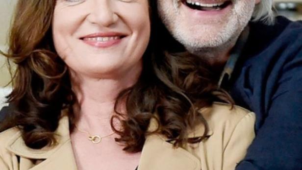 Ein lächelndes Paar, Frau und Mann, posiert für die ZDF-Serie „Um die 50“.