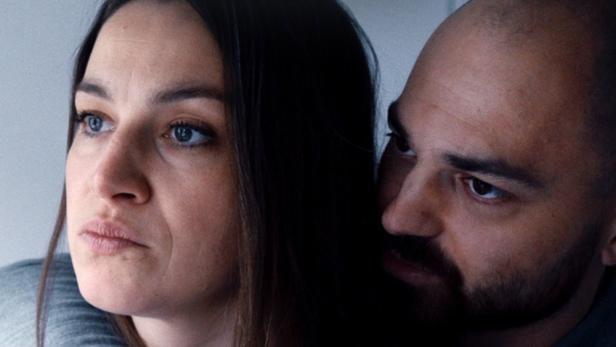 Ein Mann umarmt eine Frau auf dem Filmplakat zu „Kalt“.