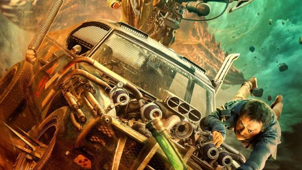 Das Filmplakat für „Dune Devils“ zeigt ein Auto, das von einem riesigen Sandwurm angegriffen wird.