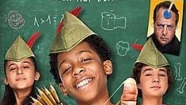 Das Filmplakat für „Robin Hood Junior – Abenteuer auf dem Schulhof“ zeigt drei Kinder mit Robin-Hood-Hüten.