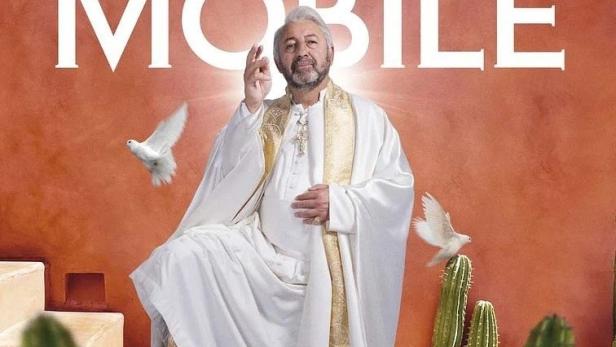 Das Filmplakat für „Papa Mobile“ mit Kad Merad als Papst vor Kakteen und dem Vatikan.