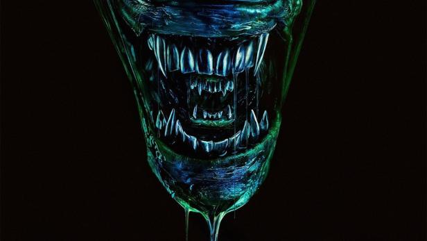 Das Gesicht eines Aliens hängt über der Erde, Titelbild für „Alien Earth“.