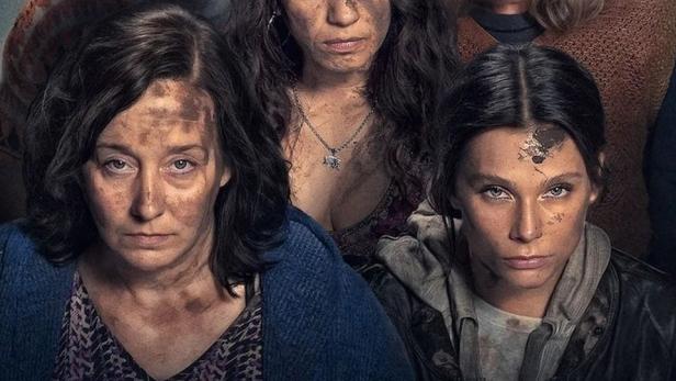 Das Filmplakat zu „Im Dreck“ zeigt fünf Frauen mit schmutzigen Gesichtern vor einem Gitter.