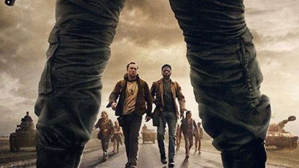Das Filmplakat für „The Long Walk“ zeigt eine Gruppe von Menschen, die auf einer Straße entlanggehen.