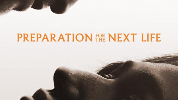 Das Filmplakat für „Preparation for the Next Life“ zeigt zwei sich nahestehende Gesichter.