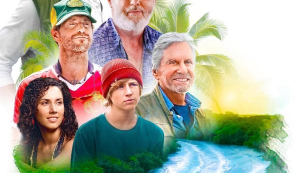 Das Filmplakat für „Looking Through Water“ zeigt eine Gruppe von Menschen und zwei Boote auf dem Wasser.