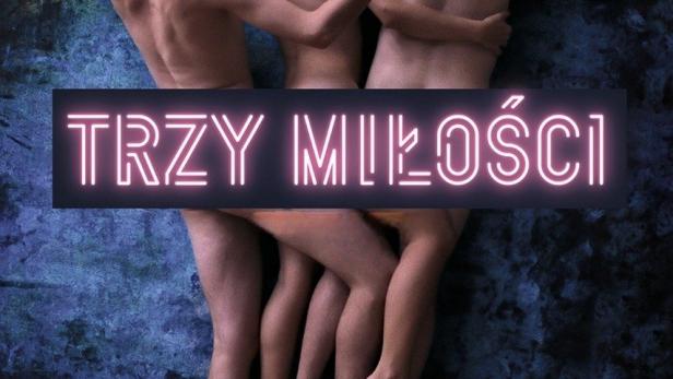 Drei nackte Personen liegen auf einer blauen Oberfläche, überlagert vom Titel „Trzy Miłości“.