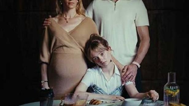 Das Filmplakat für „Babystar“ zeigt eine Familie am Esstisch.