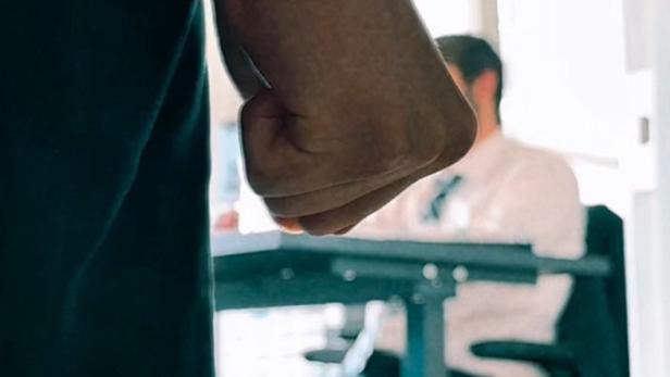 Das Filmplakat für „Showdown“ zeigt eine geballte Faust und den Schriftzug „Mikey, Mikey, Mike…“.