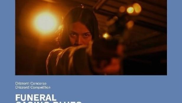 Das Filmplakat für „Funeral Casino Blues“ zeigt eine Frau mit einer Waffe vor hellem Licht.
