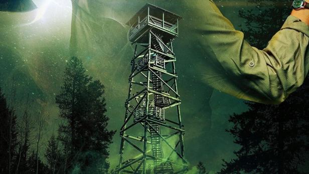 Das Filmplakat für „Lookout“ zeigt eine Frau mit einer Axt vor einem Waldbrandwachturm.