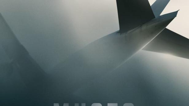 Das Heck eines Flugzeugs verschwindet im Nebel, Titelbild für „MH370: Das verschwundene Flugzeug“.