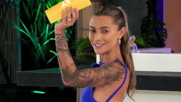 Sophia Thomalla hält eine gelbe Karte in die Höhe.