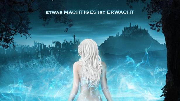 Das Filmplakat für „Cysalion“ zeigt eine Frau, die in einem See vor einem Schloss steht.