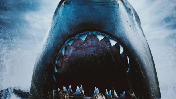 Das Filmplakat für „Swim“ zeigt drei Personen in einem Schlauchboot vor dem offenen Maul eines Hais.