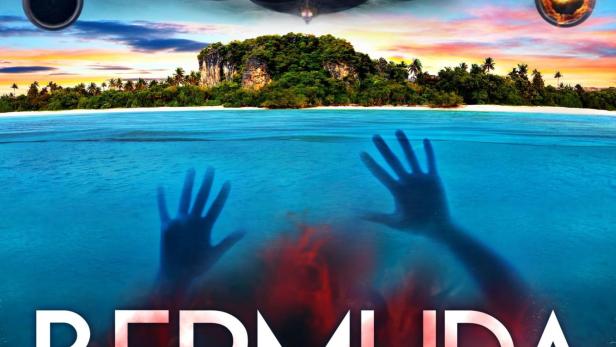 Ein Flugzeug mit einem brennenden Triebwerk fliegt über eine tropische Insel, während eine Person unter Wasser treibt.