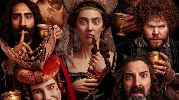Das Ensemble der Serie „The Decameron“ hält goldene Kelche in mittelalterlichen Kostümen.