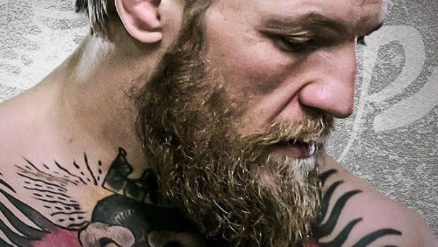 Porträt von Conor McGregor mit Bart und Tätowierungen.