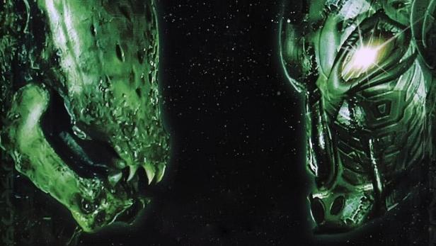Das Cover des Films „AVH: Alien vs. Hunter“ zeigt zwei grüne, bedrohliche Kreaturen über einem Planeten.