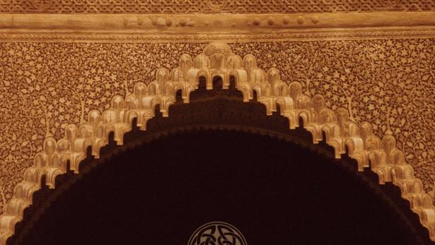 Detailaufnahme der maurischen Architektur in der Alhambra.