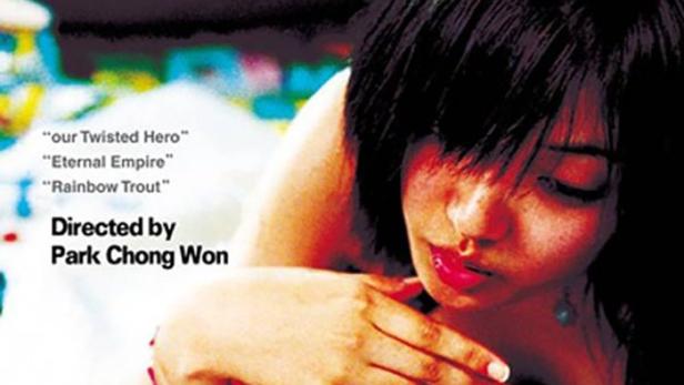 Das Filmplakat für „Paradise Villa“ zeigt eine junge Frau, die auf dem Bauch liegt.