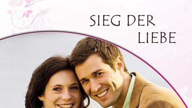 Das Cover des Rosamunde Pilcher Films „Sieg der Liebe“ zeigt ein lächelndes Paar.