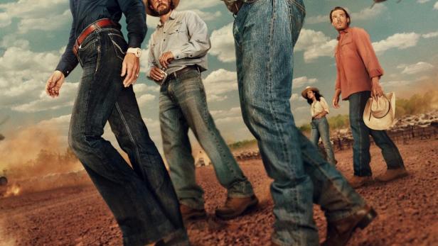 Das Filmplakat für „Territory“ zeigt eine Gruppe von Personen mit Cowboyhüten vor einem Hubschrauber.