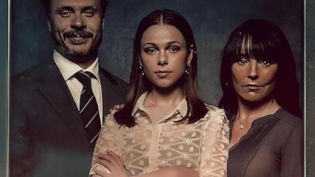 Das Filmplakat für „Die Lüge“ zeigt eine Familie vor dunklem Hintergrund.