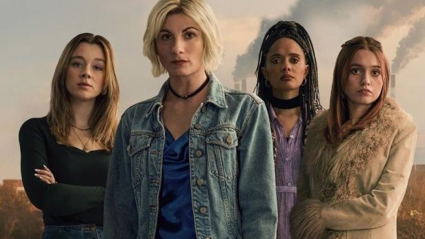 Das Filmplakat für „Toxic Town“ zeigt vier Frauen vor einer verschmutzten Industrielandschaft.