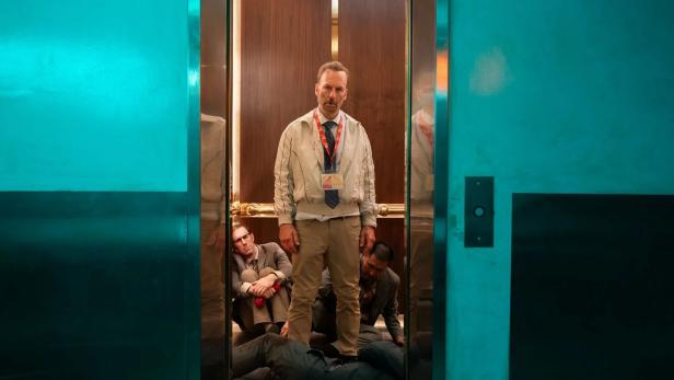 Bob Odenkirk steht in „Nobody 2“ in einem Aufzug.