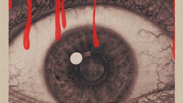 Das Filmplakat für „Eight Eyes“ zeigt ein Auge, über das rote Farbe läuft.