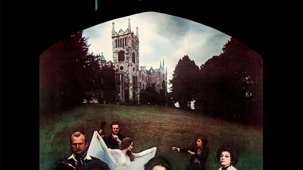 Das Filmplakat für „House of Dark Shadows“ zeigt eine Gruppe von Personen vor einem Herrenhaus.
