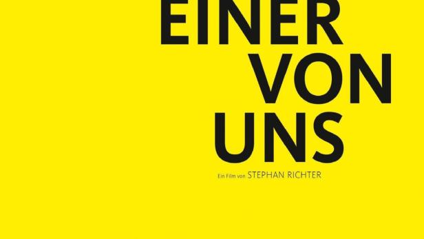 Das Filmplakat für „Einer von uns“ zeigt zwei junge Männer in Autos vor gelbem Hintergrund.