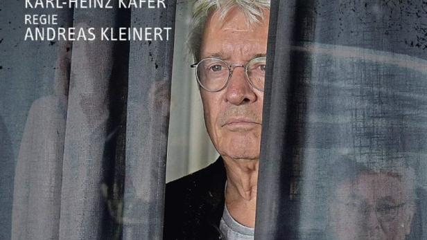 Das Filmplakat zu „Spätwerk“ zeigt einen älteren Mann mit einem Glas in der Hand hinter einem Vorhang.