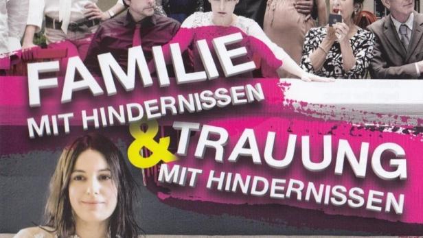 Das Cover des Films „Familie mit Hindernissen & Trauung mit Hindernissen“ zeigt die Hochzeitsgesellschaft.
