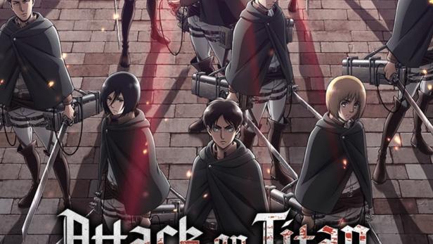 Das Ensemble der Charaktere aus „Attack on Titan“ steht auf einem gepflasterten Platz.
