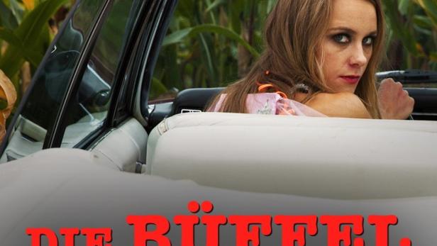 Eine Frau sitzt in einem Cabriolet vor einem Maisfeld, im Vordergrund der Titel „Die Büffel sind los!“.