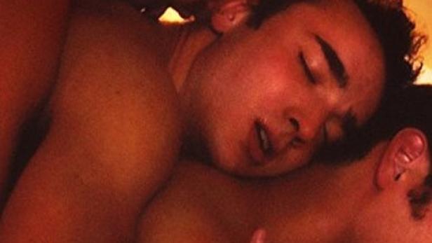 Das Filmplakat für „Der Dritt3“ zeigt drei Männer in einer intimen Umarmung.