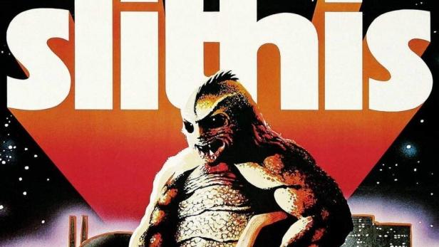 Das Filmplakat für „Slithis“ zeigt ein Monster, das eine Frau vor einer Stadtkulisse trägt.