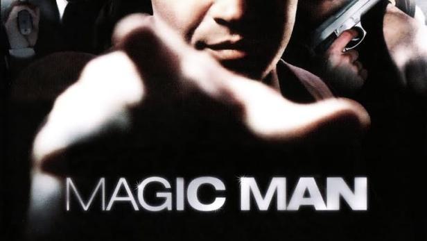 Das Filmplakat für „Magic Man“ zeigt mehrere bewaffnete Personen und einen blutigen Zauberhut.