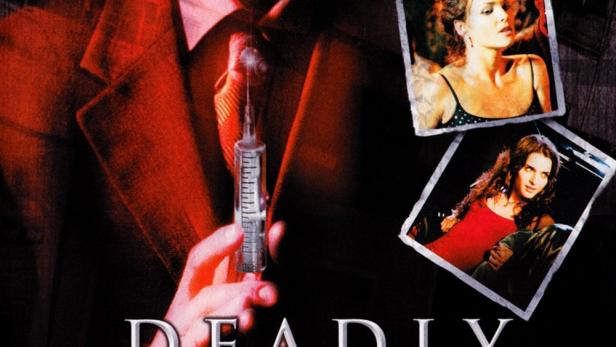 Das Filmplakat für „Deadly Little Secrets“ zeigt einen Mann mit einer Spritze und Fotos von zwei Frauen.