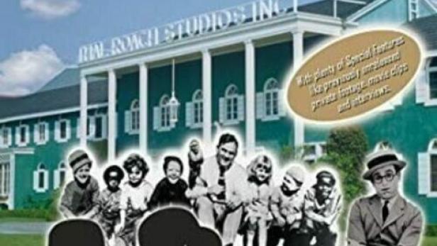 Das Cover der DVD „The Lot of Fun“ mit Laurel und Hardy vor den Hal Roach Studios.