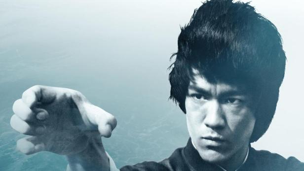 Das Filmplakat für „Be Water“ aus der ESPN-Reihe „30 for 30“ zeigt Bruce Lee vor einer Wasserlandschaft.