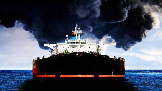 Ein Tanker auf dem Meer vor dunklen Wolken, Titelbild zu „Amoco Cadiz: Ölkatastrophe des Jahrhunderts“.