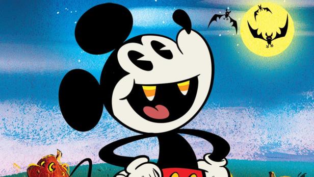 Micky Maus mit einem Kürbis-Süßigkeitenkorb vor einem Halloween-Hintergrund.