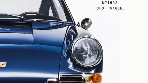 Das Cover der Dokumentation „Die Porsche 911 Story“ mit einem blauen Porsche 911 im Vordergrund.