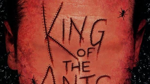 Das Gesicht eines Mannes mit dem Schriftzug „King of the Ants“, umgeben von Ameisen.