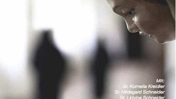 Das Filmplakat für „Silentium“ von Sobo Swobodnik zeigt eine Skulptur und verschwommene Figuren.