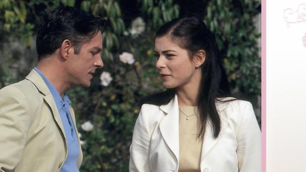 Ein Mann und eine Frau stehen sich auf dem Cover von „Solange es dich gibt“ gegenüber.